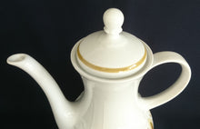 Lade das Bild in den Galerie-Viewer, KAFFEEKANNE MIT DECKEL - Porzellan, Abstraktes Blatt Blätter Linien Relief Motiv Dekor