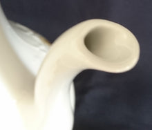 Lade das Bild in den Galerie-Viewer, KAFFEEKANNE MIT DECKEL - Porzellan, Abstraktes Blatt Blätter Linien Relief Motiv Dekor