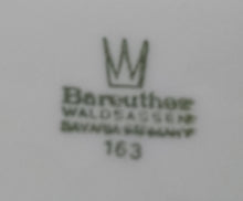 Lade das Bild in den Galerie-Viewer, KAFFEEKANNE MIT DECKEL - Porzellan, Abstraktes Blatt Blätter Linien Relief Motiv Dekor