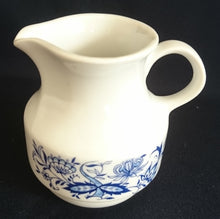Lade das Bild in den Galerie-Viewer, MILCHKÄNNCHEN - Porzellan, Zwiebelmuster Motiv Dekor