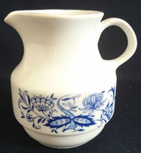 Lade das Bild in den Galerie-Viewer, MILCHKÄNNCHEN - Porzellan, Zwiebelmuster Motiv Dekor