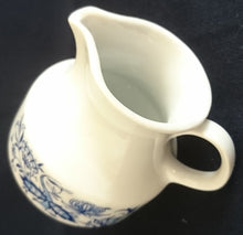 Lade das Bild in den Galerie-Viewer, MILCHKÄNNCHEN - Porzellan, Zwiebelmuster Motiv Dekor