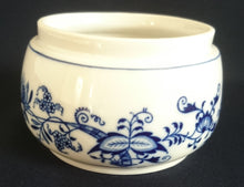 Lade das Bild in den Galerie-Viewer, ASCHENBECHER OHNE FUNKTIONSDECKEL - Porzellan, Zwiebelmuster Dekor