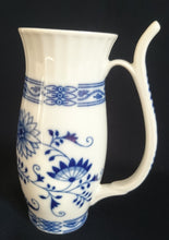 Lade das Bild in den Galerie-Viewer, GETRÄNKEBECHER MIT STROHHALM FUNKTION IM HENKEL - Porzellan, Zwiebelmuster Motiv Dekor