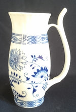 Lade das Bild in den Galerie-Viewer, GETRÄNKEBECHER MIT STROHHALM FUNKTION IM HENKEL - Porzellan, Zwiebelmuster Motiv Dekor