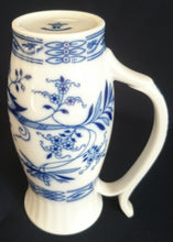 Lade das Bild in den Galerie-Viewer, GETRÄNKEBECHER MIT STROHHALM FUNKTION IM HENKEL - Porzellan, Zwiebelmuster Motiv Dekor