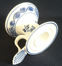 Lade das Bild in den Galerie-Viewer, STABTAFEL KERZENSTÄNDER - Porzellan, Zwiebelmuster Traditions Motiv Dekor