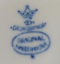 Lade das Bild in den Galerie-Viewer, STABTAFEL KERZENSTÄNDER - Porzellan, Zwiebelmuster Traditions Motiv Dekor