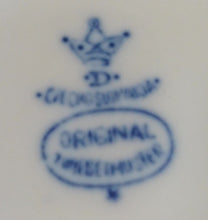 Lade das Bild in den Galerie-Viewer, 2er Set STABTAFEL KERZENSTÄNDER - Porzellan, Zwiebelmuster Traditions Motiv Dekor (G)