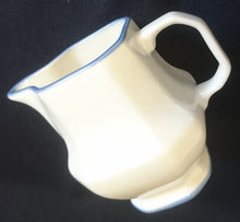 Lade das Bild in den Galerie-Viewer, MILCHKÄNNCHEN - Porzellan, Dekorrand Linie