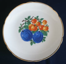 Lade das Bild in den Galerie-Viewer, 2er Set DESSERT SAMMELTELLER - Porzellan, Goldrand Obst Pflaumen Beeren Motiv Dekor