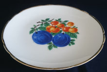 Lade das Bild in den Galerie-Viewer, 2er Set DESSERT SAMMELTELLER - Porzellan, Goldrand Obst Birnen Pflaumen Motiv Dekor
