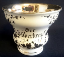 Lade das Bild in den Galerie-Viewer, TEETASSE - Porzellan, Abstrakt Hochzeitsehe Rankenblätter Schriftzug Bräutigam Motiv Dekor