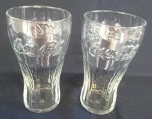 Lade das Bild in den Galerie-Viewer, GROßES GETRÄNKEGLAS COCA COLA - Hartglas, Schriftzug Coca Cola Relief Dekor