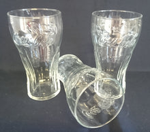 Lade das Bild in den Galerie-Viewer, GROßES GETRÄNKEGLAS COCA COLA - Hartglas, Schriftzug Coca Cola Relief Dekor