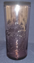 Lade das Bild in den Galerie-Viewer, GETRÄNKEGLAS COCA COLA - Hartglas, Property of the Coca Cola Company Relief Schriftzug Motiv Dekor