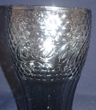 Lade das Bild in den Galerie-Viewer, GETRÄNKEGLAS COCA COLA - Hartglas, Relief Noppen Punkte Schriftzug Motiv Dekor