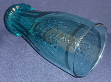 Lade das Bild in den Galerie-Viewer, GETRÄNKEGLAS COCA COLA - Hartglas, Halbe Flaschen Kronkorken Form Relief Schriftzug Motiv Dekor