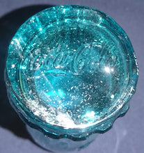 Lade das Bild in den Galerie-Viewer, GETRÄNKEGLAS COCA COLA - Hartglas, Halbe Flaschen Kronkorken Form Relief Schriftzug Motiv Dekor