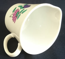 Lade das Bild in den Galerie-Viewer, MILCHKÄNNCHEN - Porzellan, Gemaltes Flora Blumen Blüten Knospen Pflanzen Motiv Dekor