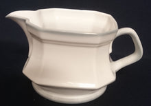 Lade das Bild in den Galerie-Viewer, SAUCIER - Porzellan, Rand Linien Relief Motiv Dekor