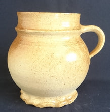 Lade das Bild in den Galerie-Viewer, GETRÄNKEKANNE - Keramik / Steingut, Einfärbiges gesprenkeltes Dekor, Handarbeit / Handmade