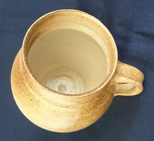 Lade das Bild in den Galerie-Viewer, GETRÄNKEKANNE - Keramik / Steingut, Einfärbiges gesprenkeltes Dekor, Handarbeit / Handmade