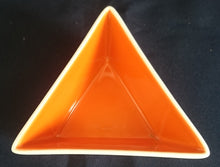 Lade das Bild in den Galerie-Viewer, 3er Set DESSERTSCHALEN "Villa Loca" - Keramik / Steingut, Zweifärbiges Dreieckige Form Design Dekor