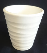 Lade das Bild in den Galerie-Viewer, BLUMENÜBERTOPF - Keramik / Steingut, Waagerechtes Wellenform Dekor