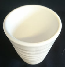 Lade das Bild in den Galerie-Viewer, BLUMENÜBERTOPF - Keramik / Steingut, Waagerechtes Wellenform Dekor