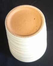 Lade das Bild in den Galerie-Viewer, BLUMENÜBERTOPF - Keramik / Steingut, Waagerechtes Wellenform Dekor