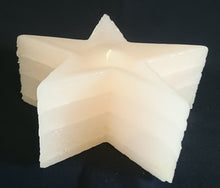 Lade das Bild in den Galerie-Viewer, STANDKERZE - Wachs / Kerzenmaterial, Warmweiß (Gelblich) Farbend, Handarbeit, Sternform, 1 Docht (G)