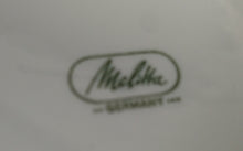 Lade das Bild in den Galerie-Viewer, MILCHKÄNNCHEN "Sekunda Jeverland Reepsholt"- Porzellan, Relief Pflanzen Wappen Dekor