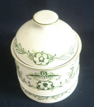 Lade das Bild in den Galerie-Viewer, ZUCKERDOSE MIT DECKEL "Sekunda Jeverland Reepsholt"- Porzellan, Relief Pflanzen Wappen Dekor