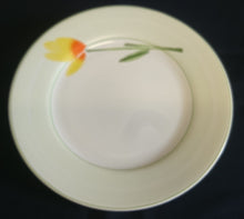 Lade das Bild in den Galerie-Viewer, SPEISETELLER - Porzellan, Blumen / Hellgrüner Dekorrand