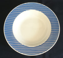 Lade das Bild in den Galerie-Viewer, SUPPENTELLER "Flipper" - Porzellan, Geometrisches Linien Balken Motiv Dekor