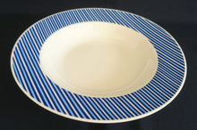 Lade das Bild in den Galerie-Viewer, SUPPENTELLER "Flipper" - Porzellan, Geometrisches Linien Balken Motiv Dekor