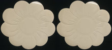 Lade das Bild in den Galerie-Viewer, 2er Set GROßE CREMEFARBENDE PLATZDECKCHEN, Kunststoff / Plastik, Blumenblüten Form Motiv Einkerbungen Dekor (G)