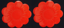 Lade das Bild in den Galerie-Viewer, GROßES ROTES PLATZDECKCHEN, Kunststoff / Plastik, Blumenblüten Form Motiv Einkerbungen Dekor (G)
