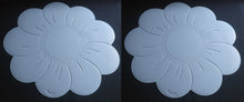 Lade das Bild in den Galerie-Viewer, 2er Set GROßE HELLBLAUE PLATZDECKCHEN, Kunststoff / Plastik, Blumenblüten Form Motiv Einkerbungen Dekor (G)