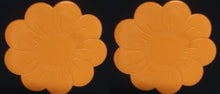 Lade das Bild in den Galerie-Viewer, GROßES ORANGENES PLATZDECKCHEN, Kunststoff / Plastik, Blumenblüten Form Motiv Einkerbungen Dekor (G)