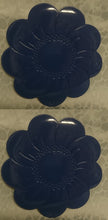 Lade das Bild in den Galerie-Viewer, MITTELGROßES DUNKELBLAUES PLATZDECKCHEN, Kunststoff / Plastik, Blumenblüten Form Motiv Einkerbungen Dekor (G)