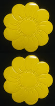 Lade das Bild in den Galerie-Viewer, 2er Set MITTELGROßE GELBE PLATZDECKCHEN, Kunststoff / Plastik, Blumenblüten Form Motiv Einkerbungen Dekor (G)