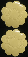 Lade das Bild in den Galerie-Viewer, MITTELGROßES HELLGELBES PLATZDECKCHEN, Kunststoff / Plastik, Blumenblüten Form Motiv Einkerbungen Dekor (G)