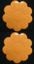 Lade das Bild in den Galerie-Viewer, MITTELGROßES ORANGENES PLATZDECKCHEN, Kunststoff / Plastik, Blumenblüten Form Motiv Einkerbungen Dekor (G)