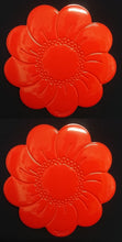 Lade das Bild in den Galerie-Viewer, 2er Set MITTELGROßE ROTE PLATZDECKCHEN, Kunststoff / Plastik, Blumenblüten Form Motiv Einkerbungen Dekor (G)