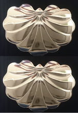 Lade das Bild in den Galerie-Viewer, 2er Set GROßE SILBERNE PLATZDECKCHEN, Kunststoff / Plastik, Muschelform Motiv Einkerbungen Dekor