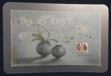 Lade das Bild in den Galerie-Viewer, GROßES MOTIV PLATZDECKCHEN, Kunststoff / Plastik, Rechteckige Form Vasen Blumen Mediterran Motiv Dekor, Designerin Claudia Ancelotti (G)