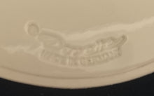 Lade das Bild in den Galerie-Viewer, GROßES CREMEFARBENDES PLATZDECKCHEN, Kunststoff / Plastik, Blumenblüten Form Motiv Einkerbungen Dekor (G)