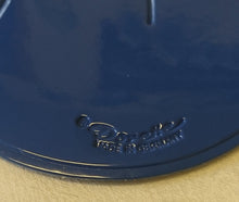 Lade das Bild in den Galerie-Viewer, 2er Set GROßE DUNKELBLAUE PLATZDECKCHEN, Kunststoff / Plastik, Blumenblüten Form Motiv Einkerbungen Dekor (G)